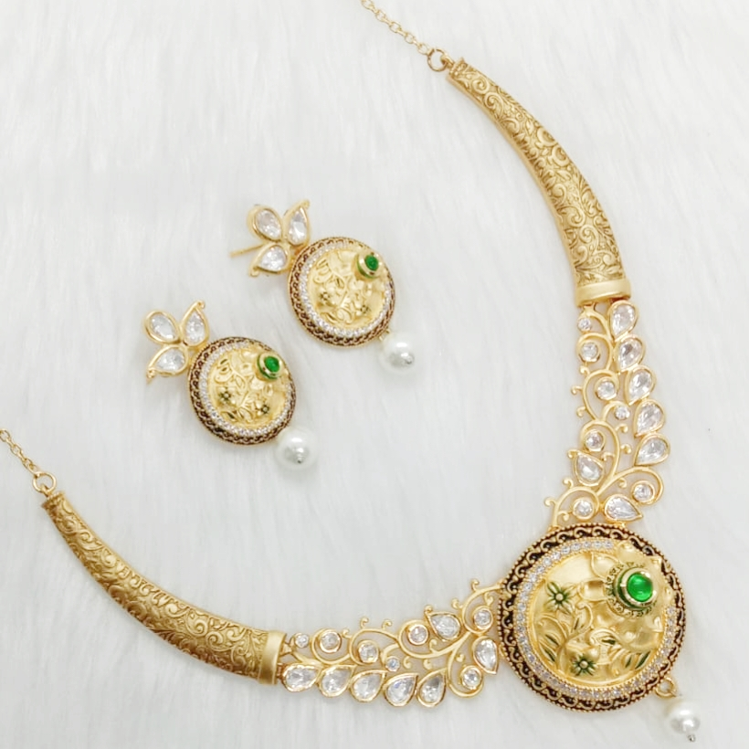 Pure silver kundan necklace for ladies and a pair of earnings